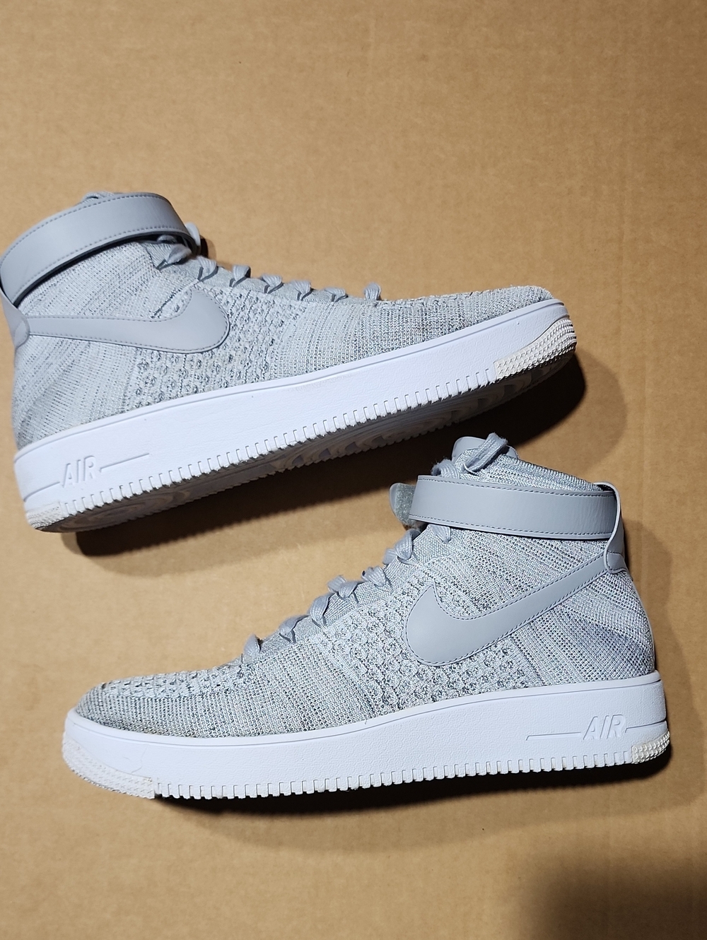 Nike Men’s Flyknit Mid-Top Sneakers - Light Gray Sz 12
